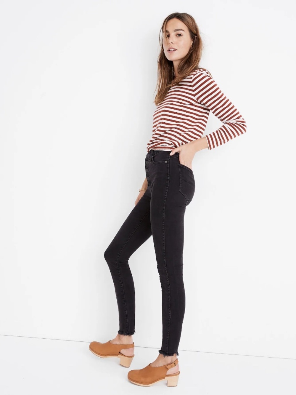 10" High-Rise Madewell Skinny Jeans in Berkeley Black: Button-Through Edition - Picture 3 of 7